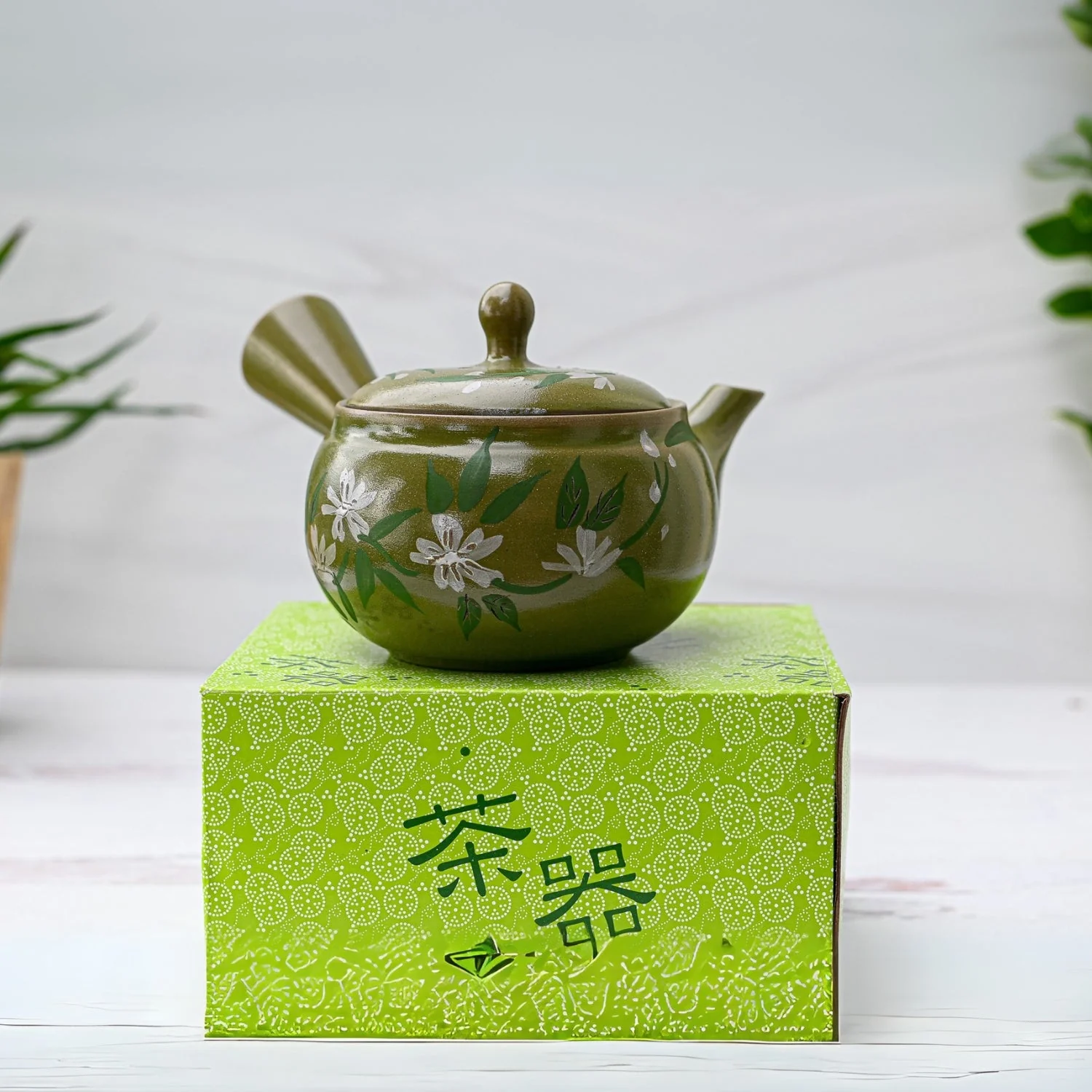 Aprika Life Green Kuysu with Flowers - Japanese Handmade Teapot with Premium Tea Strainer - 14 fl oz/420ml - Image 5
